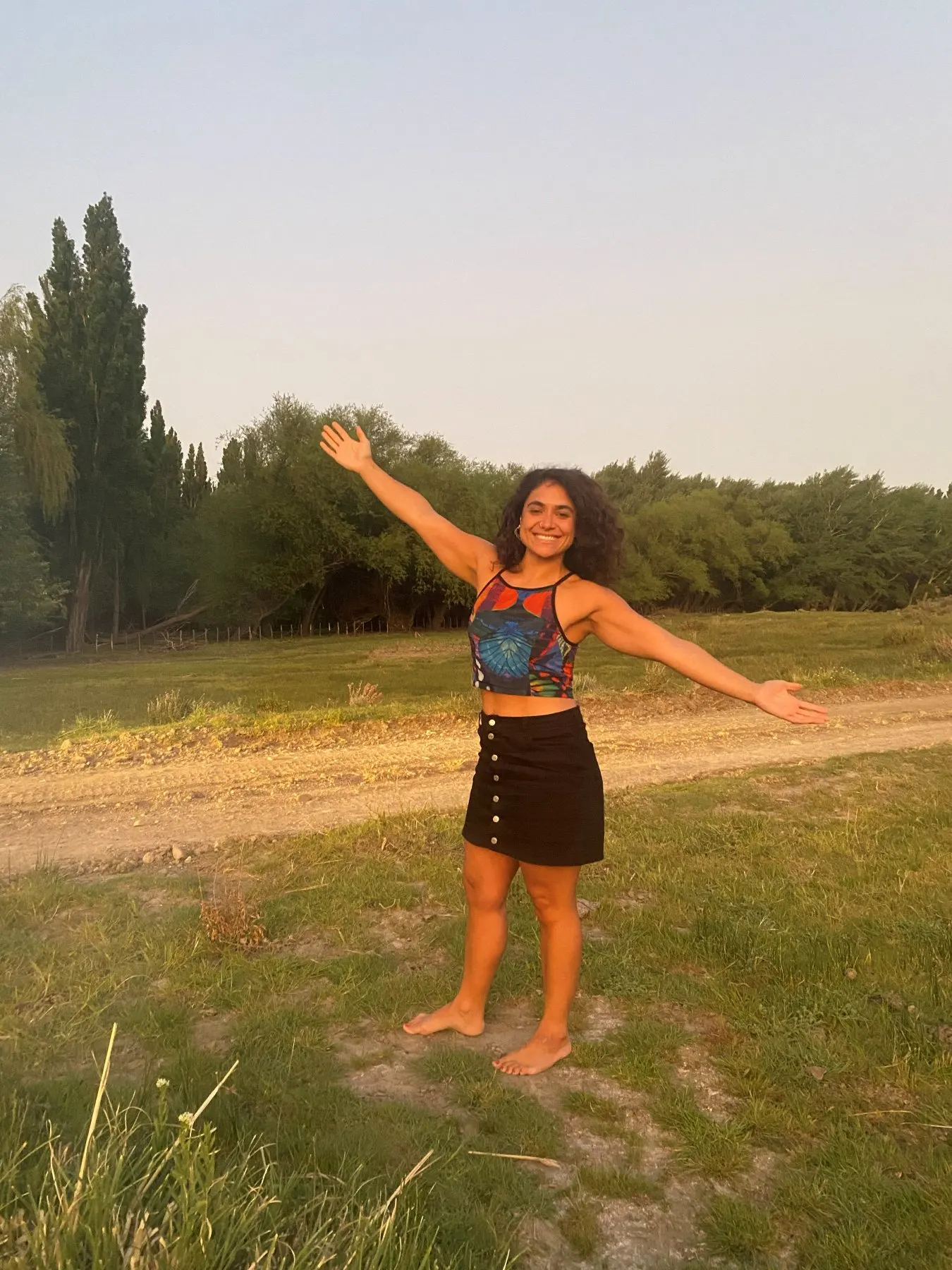 Vale Pugni con los brazos abiertos en el campo