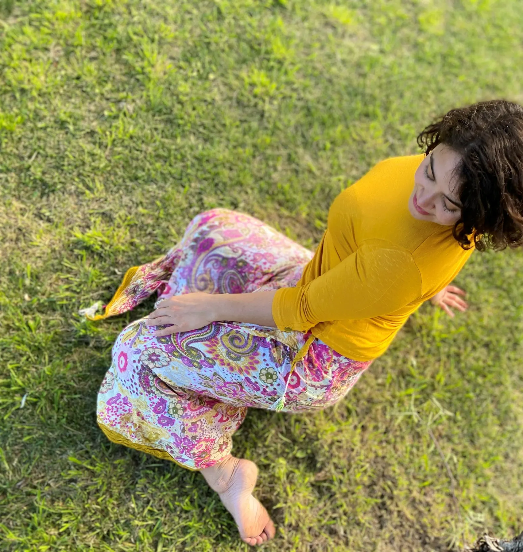 Vale Pugni sentada en el pasto, en calma